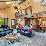Cabin Retreat With Hot Tub