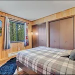 Cabin Retreat With Hot Tub
