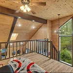 Cabin Retreat With Hot Tub
