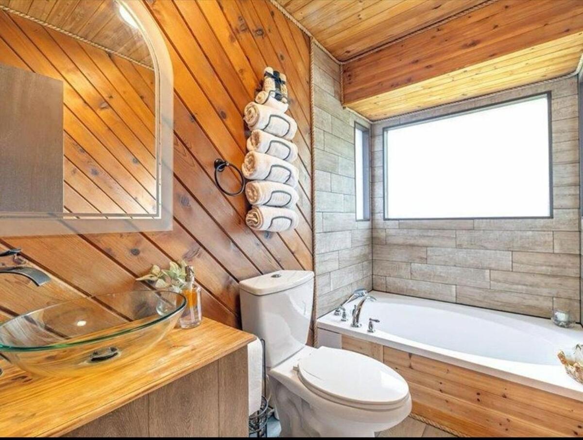 Retreat With Hot Tub Holiday home